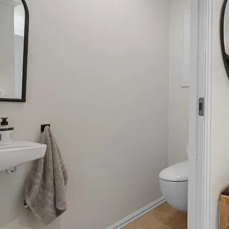 2 Bedrooms Close To Centre With Free Parking - Perfect For Ons Apartmán