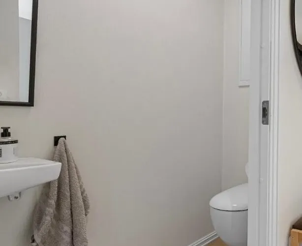 2 Bedrooms Close To Centre With Free Parking - Perfect For Ons Lejlighed