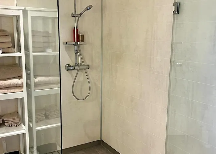 2 Bedrooms Close To Centre With Free Parking - Perfect For Ons Appartement *