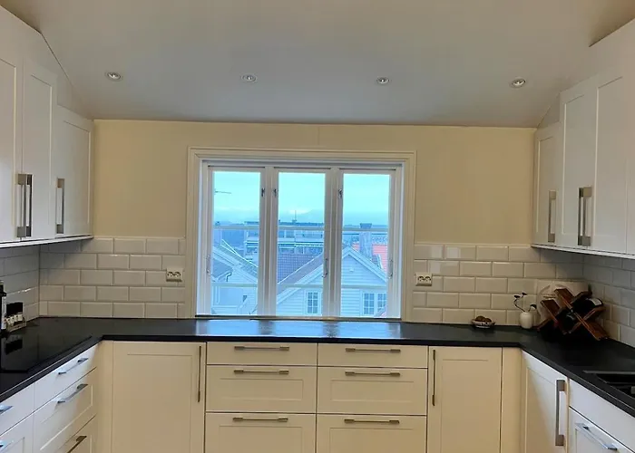 2 Bedrooms Close To Centre With Free Parking - Perfect For Ons Lejlighed